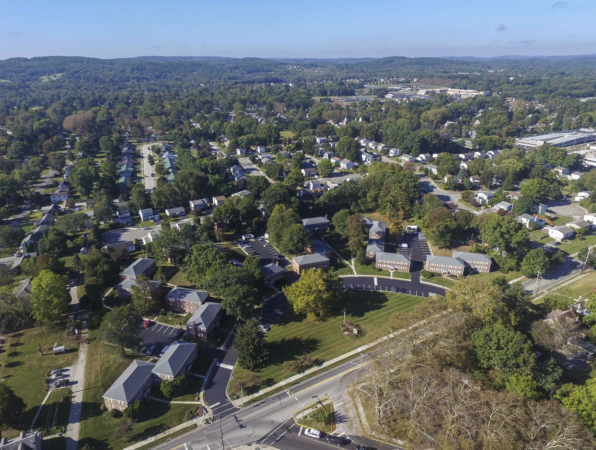 Birdseye view of Knollwood Apartments and the surrounding area.