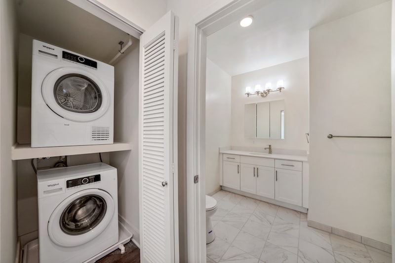 901 Market Tower interior apartment bathroom and in-unit washer & dryer
