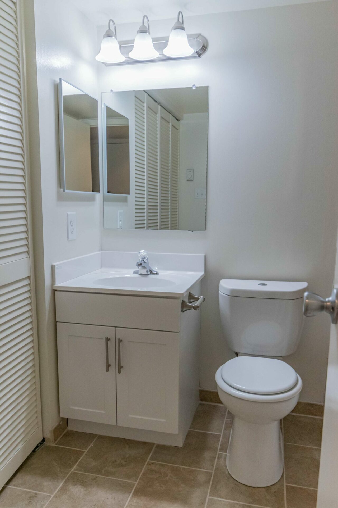 Whiteland West Apartment bathroom with vanity