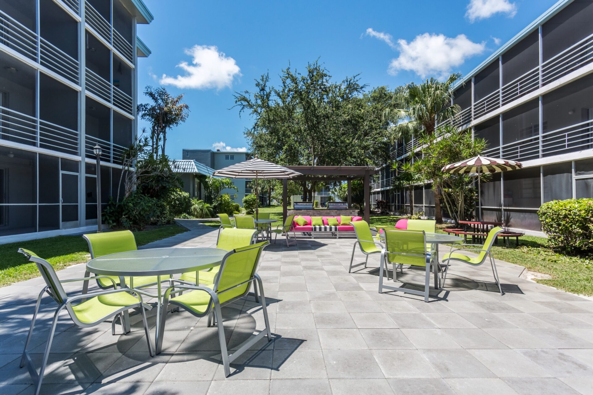Aventura Oaks outdoor seating with tables and chairs