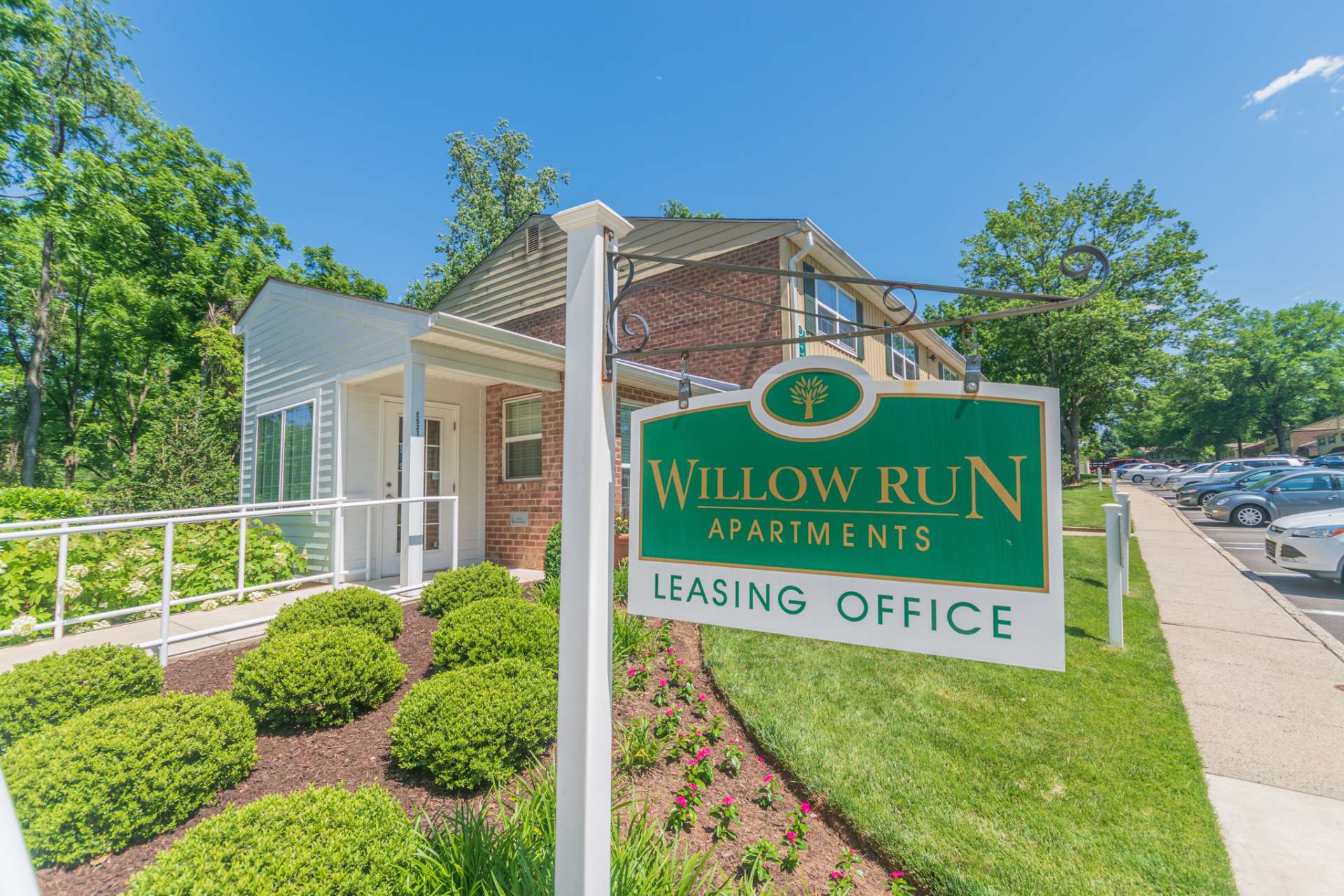 Willow Run Apartments leasing office sign