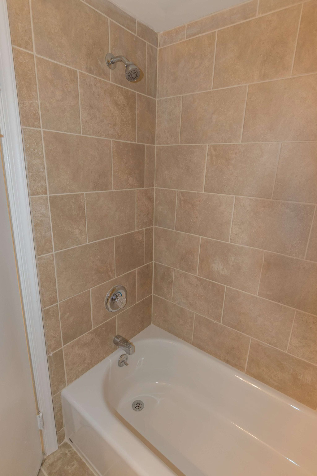 Rosetree Crossing Apartments sample bathroom tub and shower