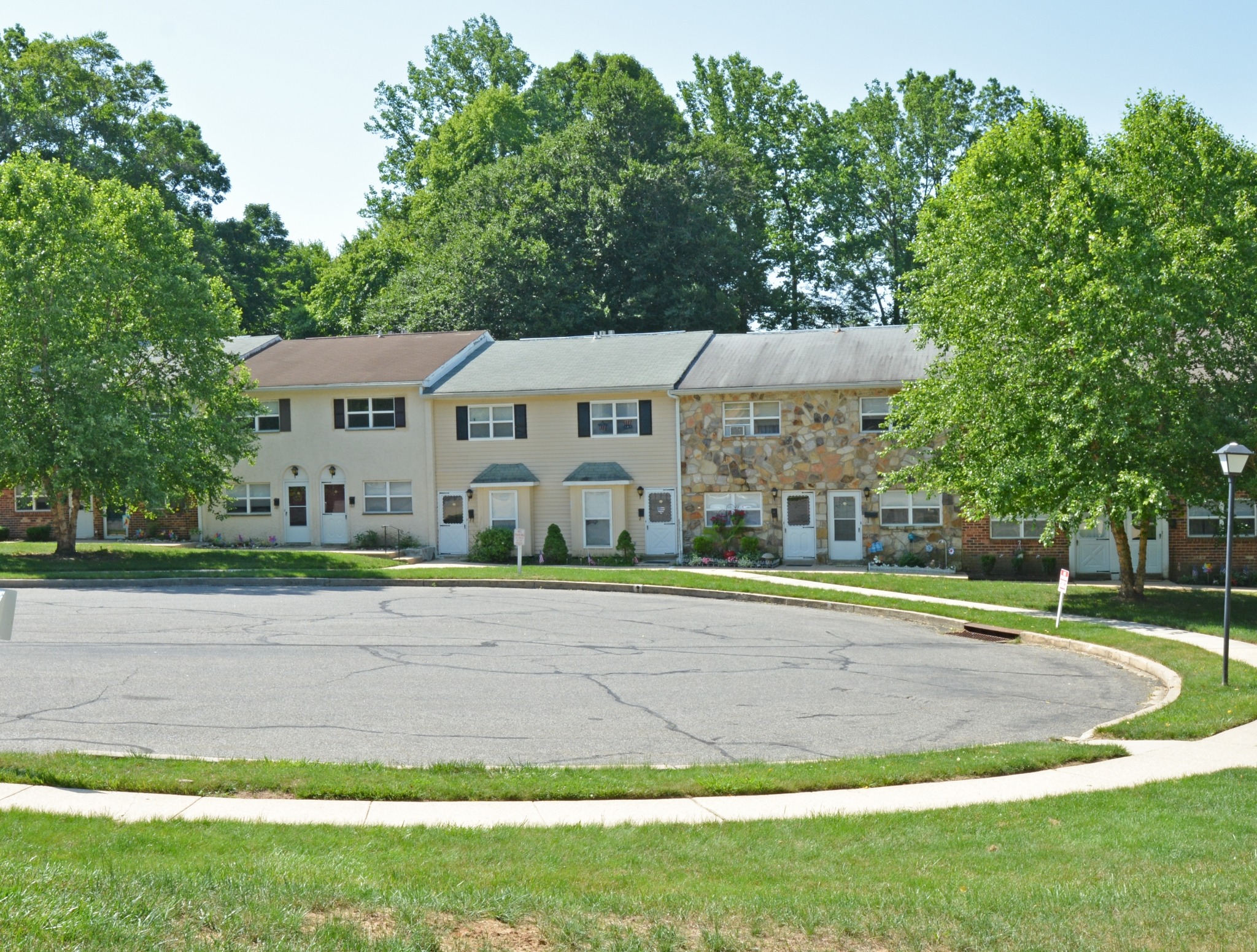 Rolling Glen cul-de-sac with townhomes
