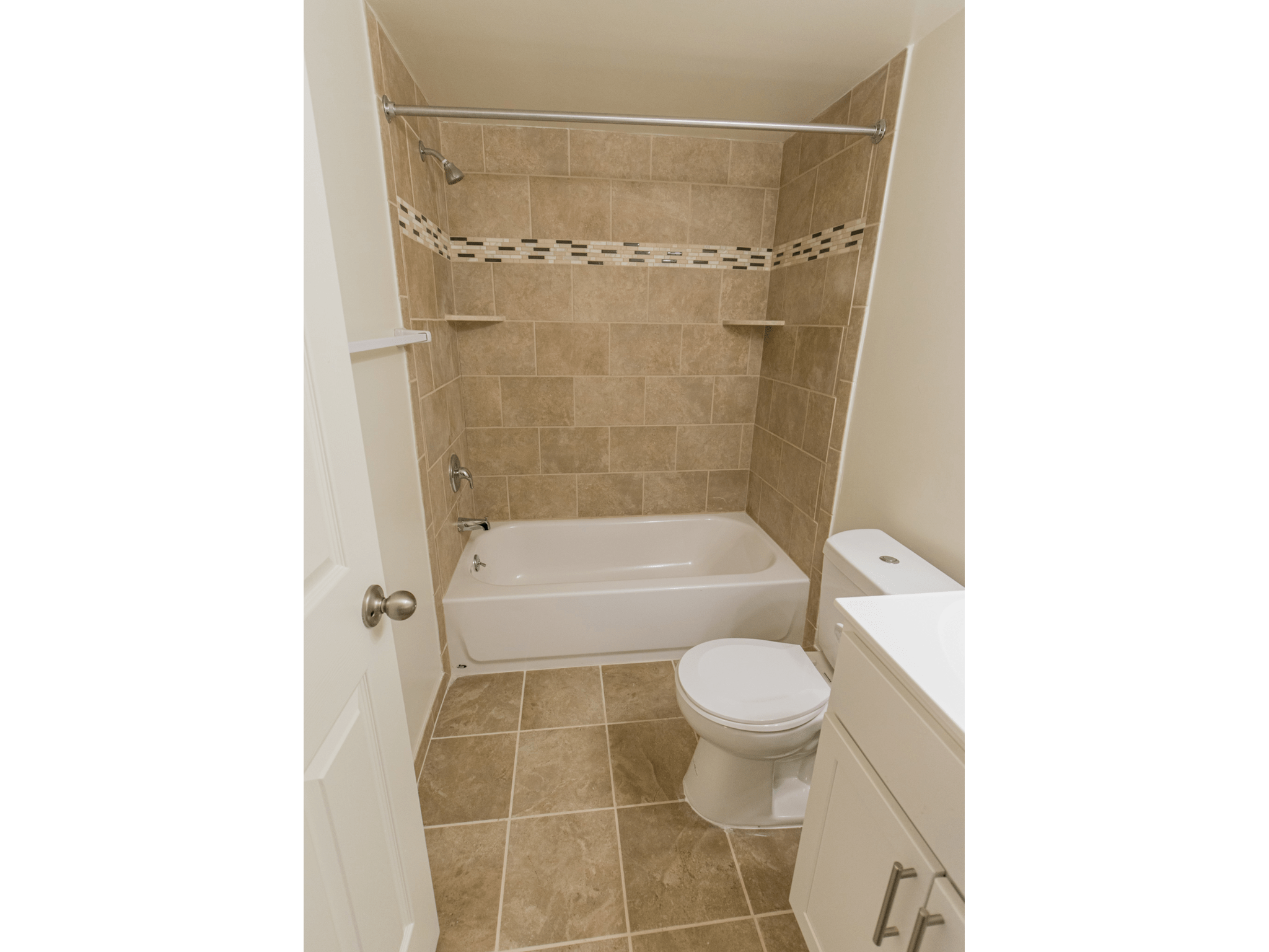 Polo Ridge tiled bathroom with tub and shower