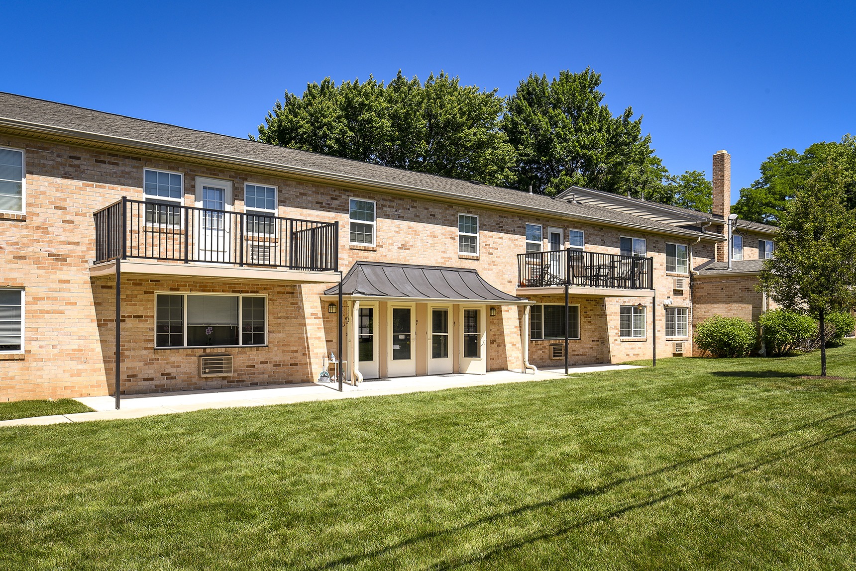 Woodland Plaza Wyomissing apartment building with a large lawn in front